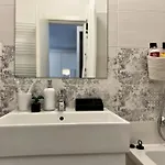 Modern Fully Equipped -central- Carol Park شقة
